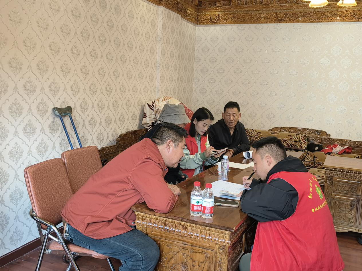 图为西藏扶残助残社工为残疾人提供辅具适配服务